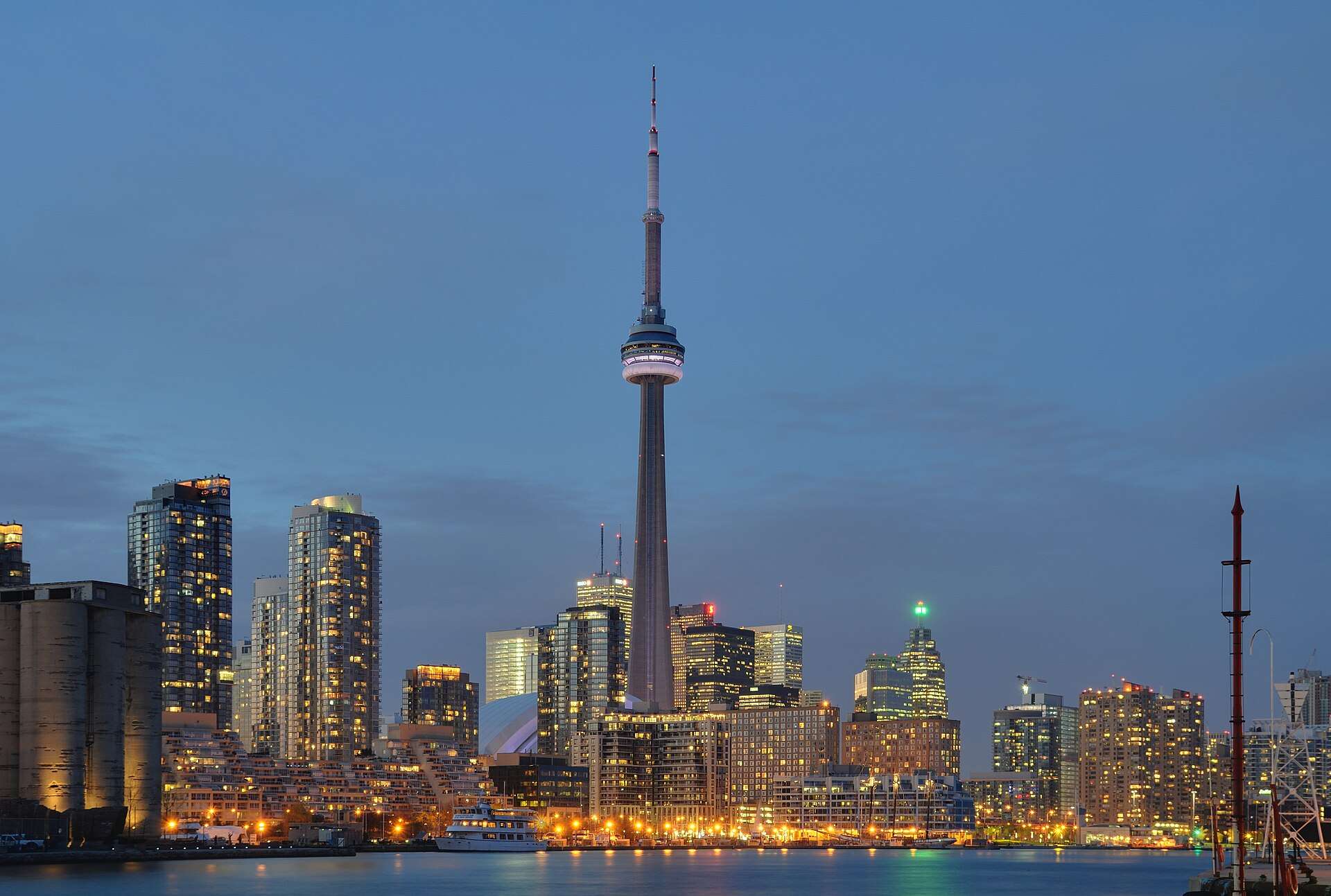 The CN Tower and the downtown Toronto skyline at dusk
